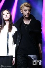 组图：EXO出席时装周开幕 携女模走秀帅气十足