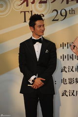 组图：黄晓明携杜鹃着黑色西装亮相闭幕红毯