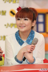 Selina新节目试播甜美主持 手部伤痕仍明显(图)