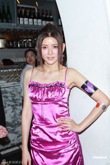 组图：李嘉欣白裙秀美背 吴千语谈林峰似有所指