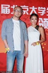组图：管虎与夫人梁静牵手亲密亮相大影节