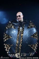 组图：黄伟文作品展开唱 陈奕迅拄拐演唱助阵