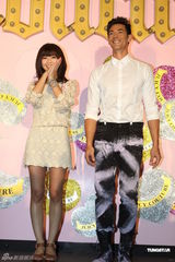 组图：阿Sa清秀出席发布会 笑容满面避提感情问题