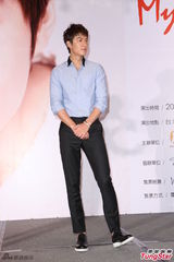 组图：李敏镐穿衬衫帅气亮相 台上憨笑吐舌卖萌