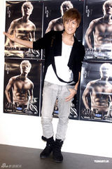 组图：吴克群备战个唱全鸡餐进补 六美女轮番上菜