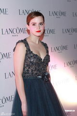 组图：艾玛-沃特森性感现身香港