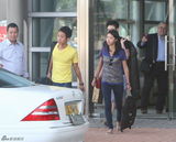 组图：霍启仁率霍家军抵南沙 坐父亲奥运车离开码头