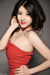 组图：王紫曝光性感写真 红色长裙凸显火辣身材