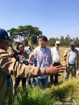 组图：成龙埃塞俄比亚公益之行   爱心无国界