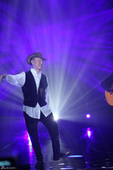 组图：周笔畅玩谢耳朵乐器 邓紫棋黑丝秀腿