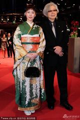 组图：黑木华绿和服秀民族风 与山田洋次走红毯