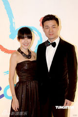 幻灯图集：王菲再现招牌烟熏妆 刘嘉玲黄色唐装雷人