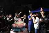 组图：吴秀波滑稽戴生日帽 被抹奶油嗨翻全场