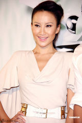 组图：李玟白衣亮相展现温柔 与型男东明相眉目传情 