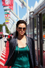 组图：关悦探访戛纳电影市场 尽显知性优雅魅力