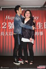 组图：宽姐庆生黄晓明送香吻 生日许愿回乡种田