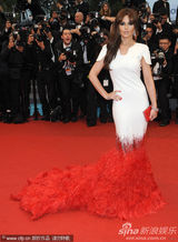组图：《爱》戛纳首映 科尔白底红尾裙别具一格