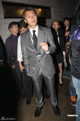 组图：谢霆锋西装笔挺出席讲座 否认与杨幂绯闻