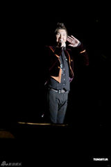 组图：孙楠无锡演唱会秀才艺 张靓颖亮相再现海豚音