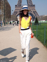 组图：女主播Linda巴黎街拍背心搭长裤