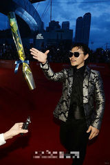 组图：釜山电影节开幕 杨东根携女伴亮相红毯