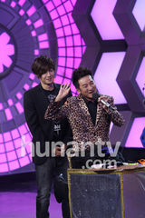 组图：金贤重录制《大本营》 搞怪卖萌惹粉丝尖叫