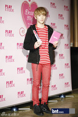 组图：韩国组合SHINee助阵化妆品牌新品发布