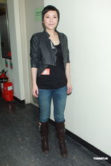 组图：《谁家灶头》杀青 田蕊妮避探班老公吻戏