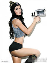 组图：性感女郎凡妮莎宽衣秀半球 丁字裤丰臀热辣