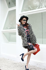 组图：张俪深秋街拍大片玩转英伦复古风