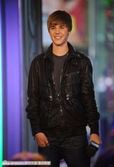 组图：贾斯汀-比伯亮相音乐节目 小正太玩架子鼓