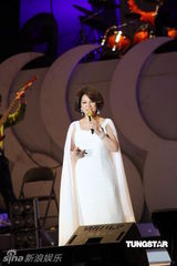 组图：蔡琴百万精华上海演唱会 回忆往事泪盈眼眶