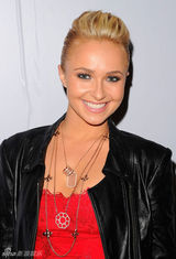 组图：海顿-潘妮蒂尔皮衣搭红色蕾丝短裙亮相