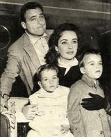 组图：盘点伊丽莎白-泰勒与儿女温馨合影