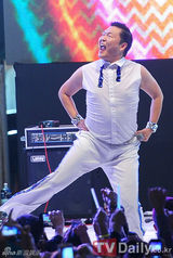 组图：韩歌手PSY校庆演出大唱神曲《江南Style》