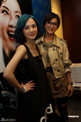 组图：Twins上海宣传新专辑 谈及感情阿娇称随缘