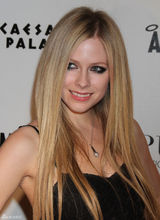 高清组图：艾薇儿黑纱裙亮相 推广自创服装品牌