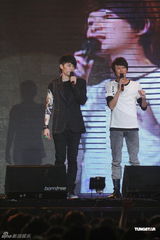 组图：吴建豪音乐会秀绘画才艺 调侃自己眼睛小