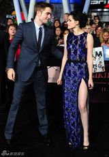 组图：《破晓》首映三人组亮相 斯图尔特秀长腿