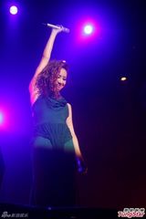 组图：吴雨霏广州首开个唱 抱病演出封女铁人