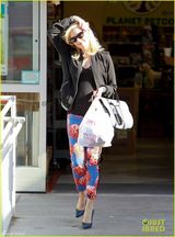 组图：43岁史蒂芬妮挺孕肚出街辣妈范十足