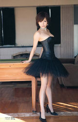 组图：日本女演员释由美子秀性感娇乳精致容颜