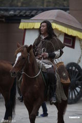 组图：《建元风云》胡军佘诗曼谈情 吴樾曝乞丐装