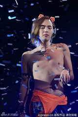 组图：张根硕开唱半裸露点 粉丝着比基尼狂欢