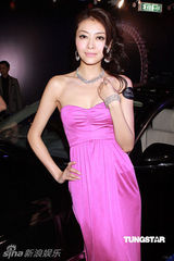 幻灯图：熊黛林艳色长裙为名车走秀 妩媚奢华