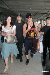 组图：汪东城现身香港机场 众多粉丝前来接机