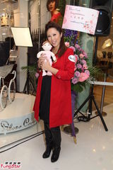 组图：林嘉欣称家庭第一封口不提再生　