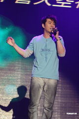 组图：孙耀威梁文音加盟不设限演唱会 推行宗教时尚