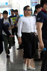 组图：鸟叔空降武汉保镖护行 身材发福无人识