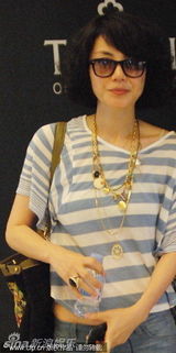 组图：王菲夫妇深夜上海庆生 胡军等好友到场庆贺